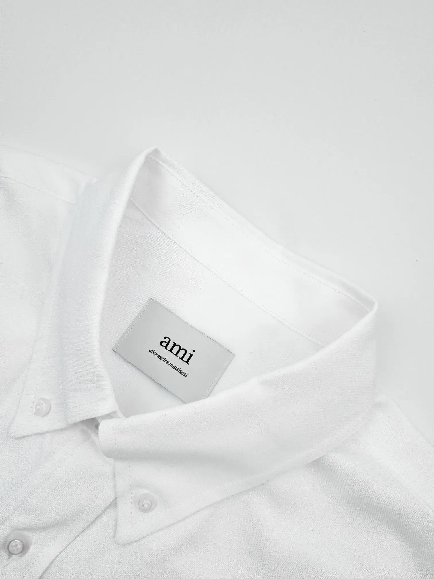 Ami Paris love embroidered box shirt, custom-made luxurious Oxford cloth, excellent texture, comfortable and skin-friendly, pure white, interpretation of ultimate elegance, a bright red love heart jumps out on the chest, embellished like a work of art, casual yet exquisite, the ultimate simplification of color, and conveys the love and persistence of life. The minimalist shape contains the soul of fashion. Process 1: Using imported machine embroidery technology, using advanced computer control system and precision mechanical components to realize Ami Loving embroidery work with high precision and smooth and delicate lines. Process 2: The fabrics are washed and have a better hand feel. Not easy to deform, not easy to shrink, not easy to fade, and maintain long-term beauty. Accessories: Customized 1:1 Ami buttons. Customized 1:1 Ami trademark. Version: Loose version. Size: S M L XL. Style number: MM 066.